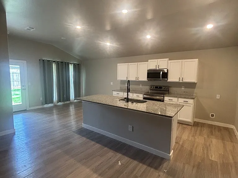 2827 Battle Ave — Photo 3