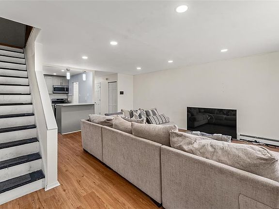 2nd image of 534 Warwick St