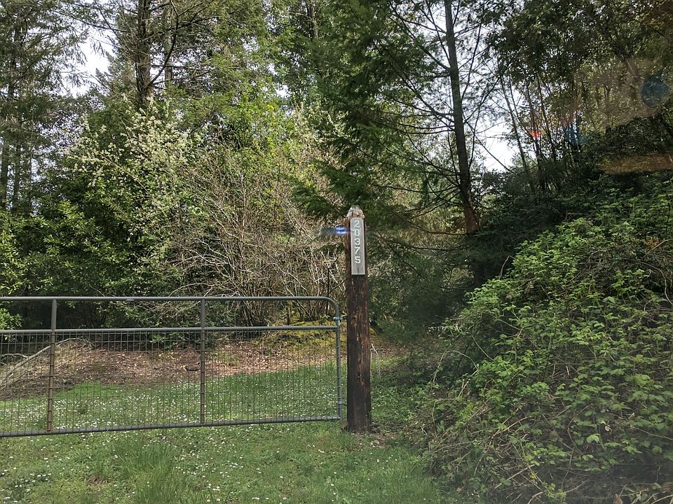 Right half of entrance gate.