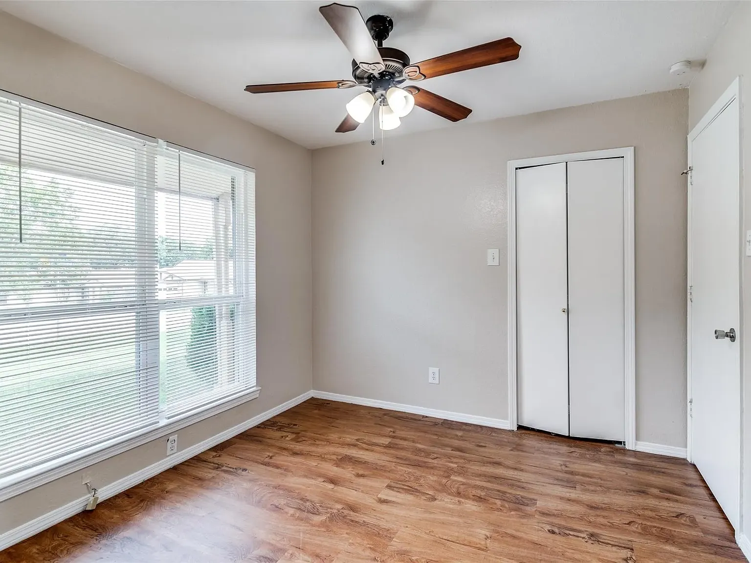 3 bed, 1052 sqft, $1,899 — Photo 3