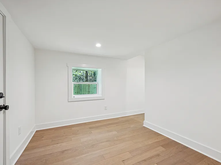 1917 Thompson Ave — Photo 16