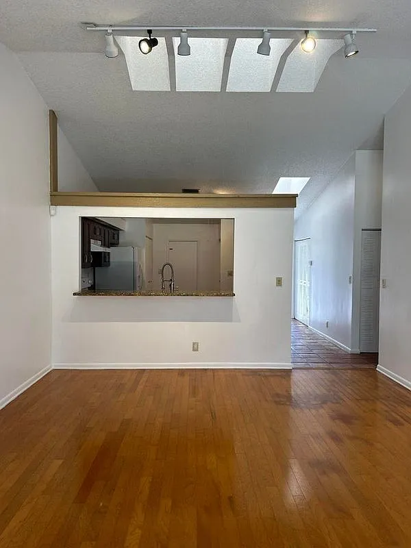 2 bed, 2.0 bath, 1230 sqft, $2,800 — Photo 2
