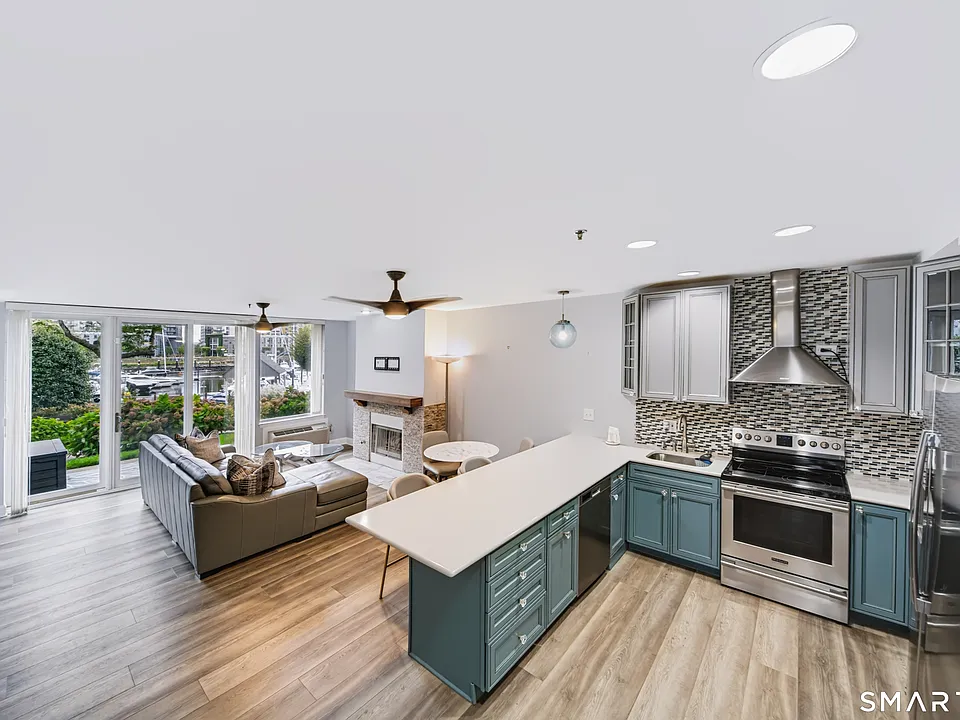 98 Southfield Ave #101