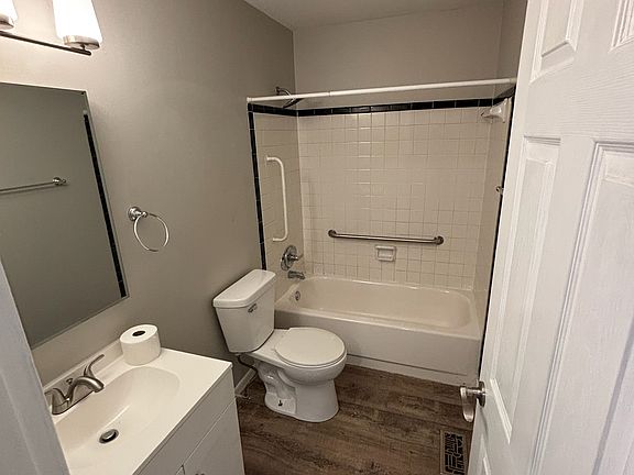 4th image of 4004 Woodridge Dr #4004