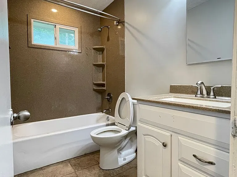 10909 Leavenworth St — Photo 22