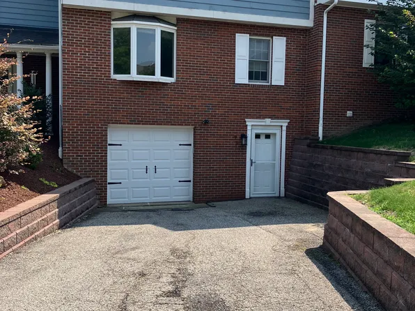 77 Hennig Dr, Pittsburgh, PA 15236