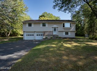 10 Woodhall Ln, Clifton Park, NY 12065