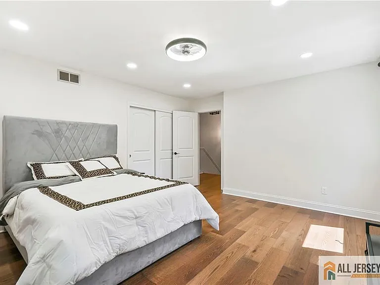 16 Phyllis Pl — Photo 25