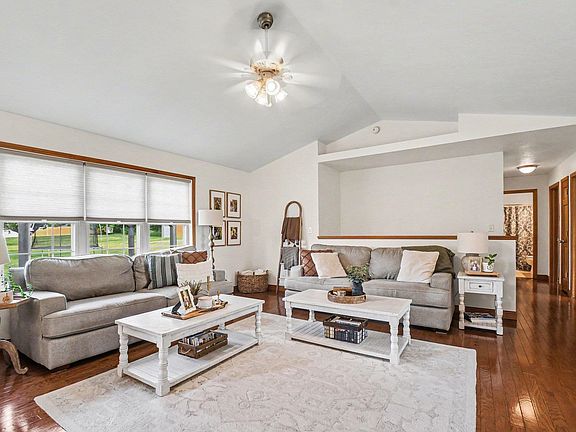 3rd image of 57175 Garnet Ln