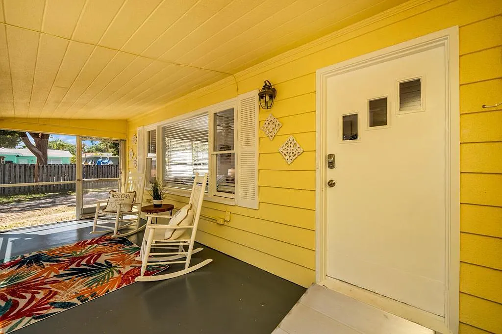 2 bed, 1.0 bath, 1318 sqft, $3,450 — Photo 2