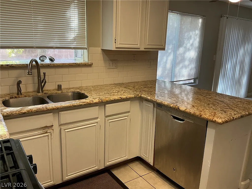 3 bed, 2.5 bath, 1820 sqft, $2,340 — Photo 3
