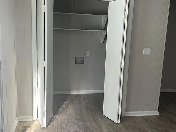 4th image of 984 Hampton Dr