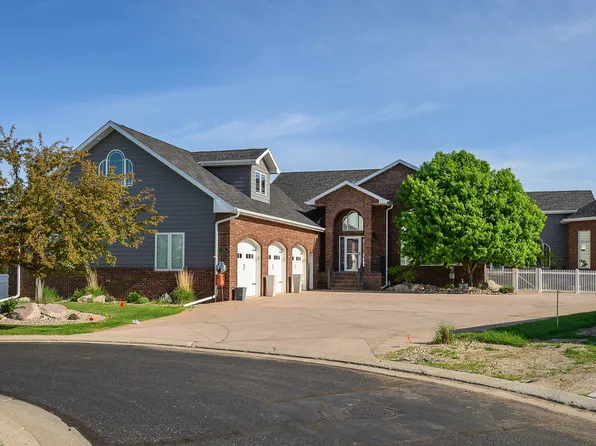 1916 Harding Pl, Bismarck, ND 58501