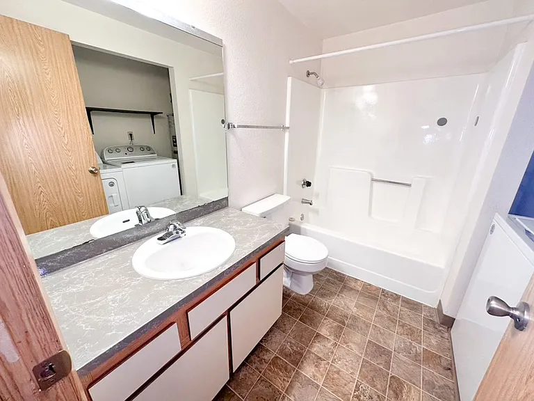 Riverdale Apartments — Photo 10