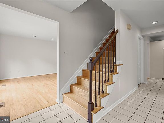 4th image of 19 Marcie Woods Ct