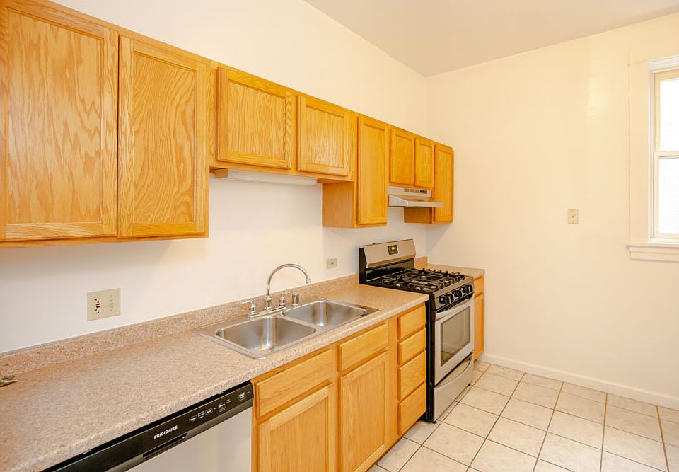 1st image of 1414 W Leland Ave APT 2