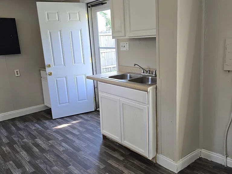 1038 Middle St — Photo 6