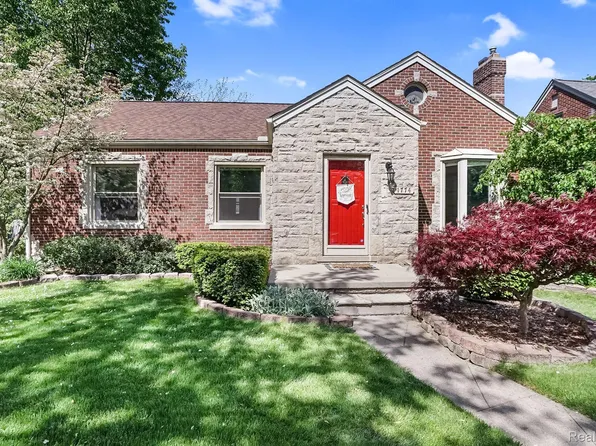 1774 Stanhope St, Grosse Pointe Woods, MI 48236