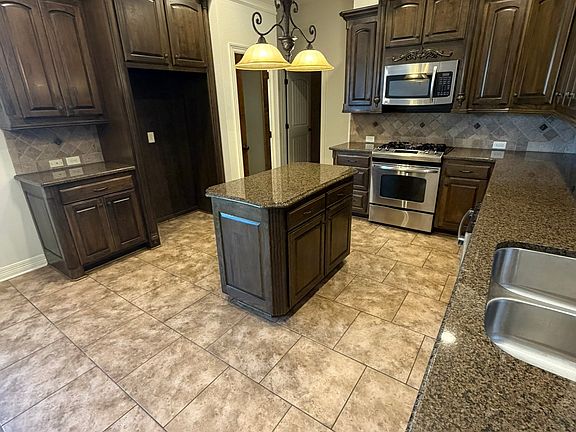 4th image of 705 Saint Martin's Ln