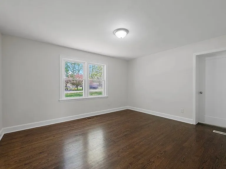 225 Maplemere Ave — Photo 7