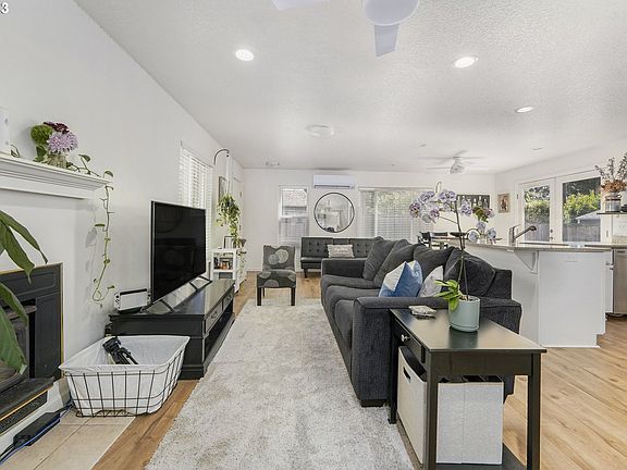 5th image of 1523 E Reserve St