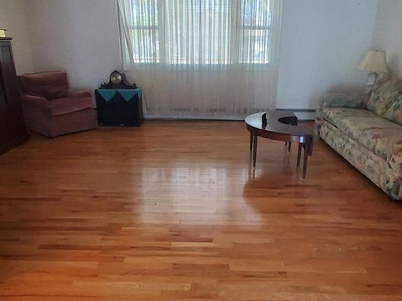 3rd image of 15 Olstins Ct