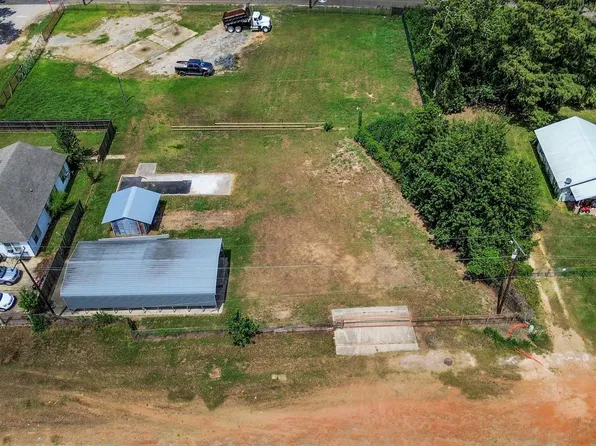 1301 N San Jacinto Ave, Cleveland, TX 77327