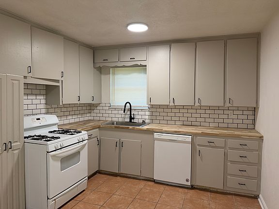 5th image of 2800 W Fuller Ave