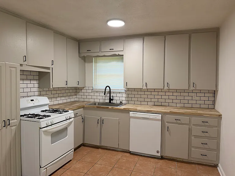 2800 W Fuller Ave — Photo 5