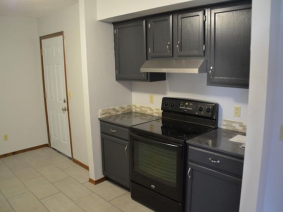 3rd image of 2801 Glen Oaks Dr