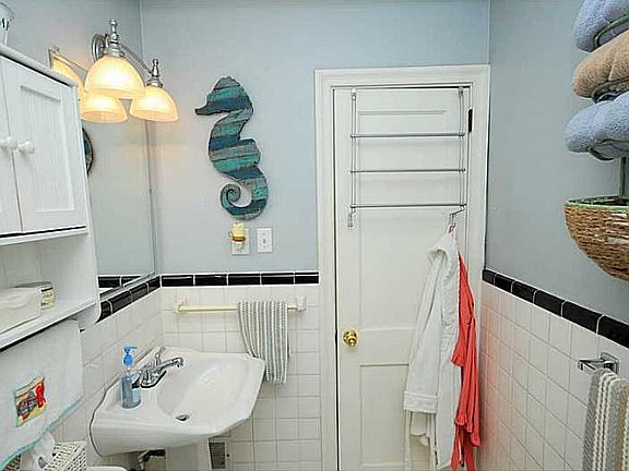 5th image of 608 Broomhill Ave