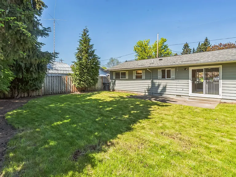 1554 SE Spruce St — Photo 5