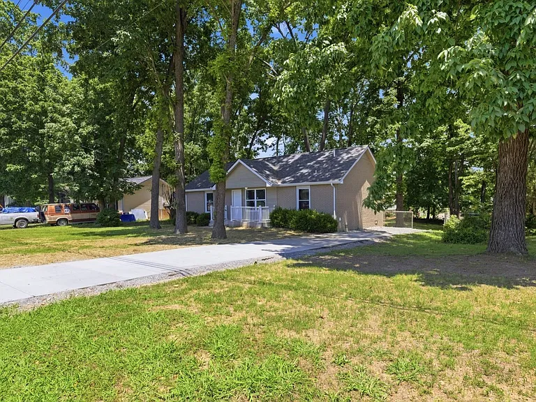 221 Bob White Dr — Photo 1