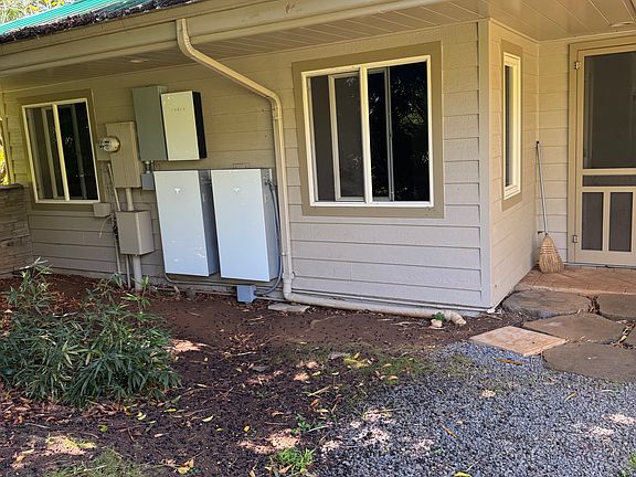 entrance front / Tesla batteries will keep the lights on