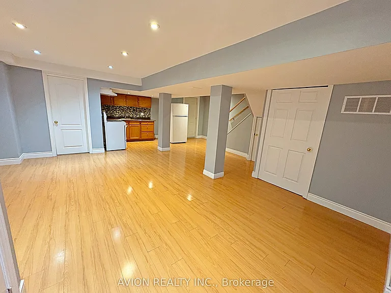 91 Ridgeway Ct #LOWER — Photo 3