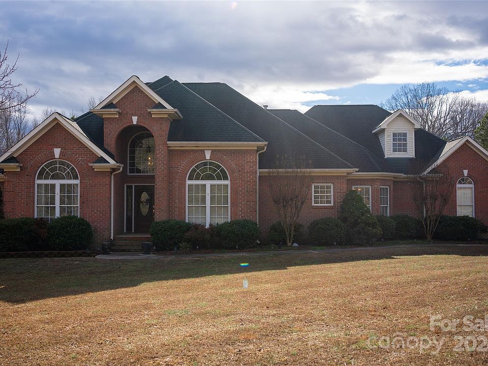 1st image of 131 Twin Oaks Dr