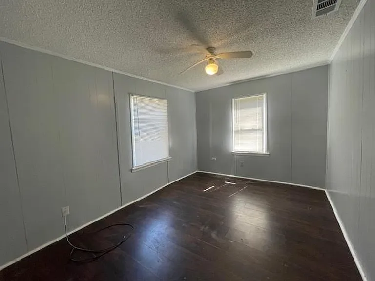 1213 Kilgore Ln — Photo 9