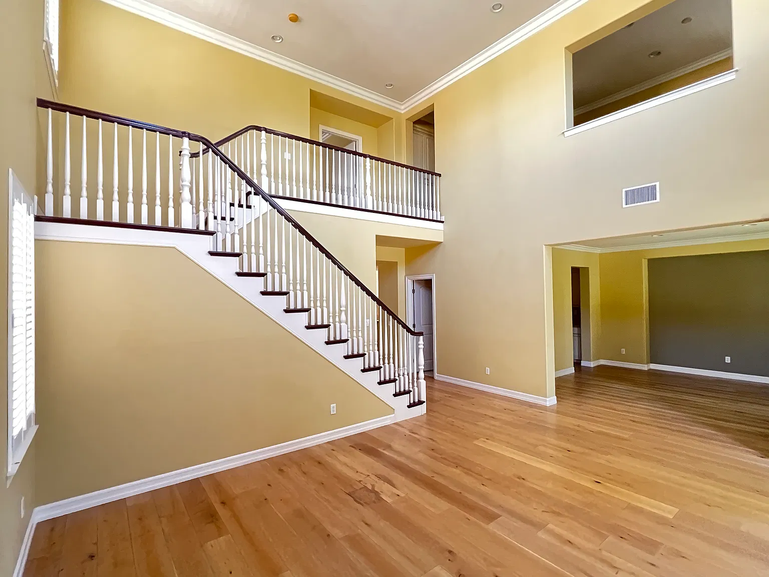 5 bed, 4.5 bath, 3733 sqft, $4,190 — Photo 3