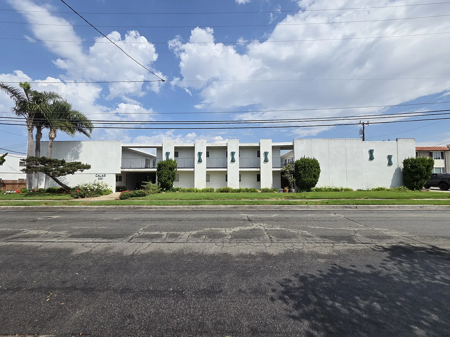 Calais Apartments — Photo 1