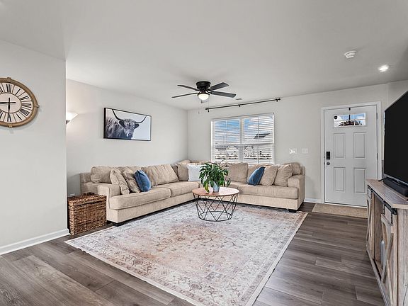 4th image of 304 Dianella St