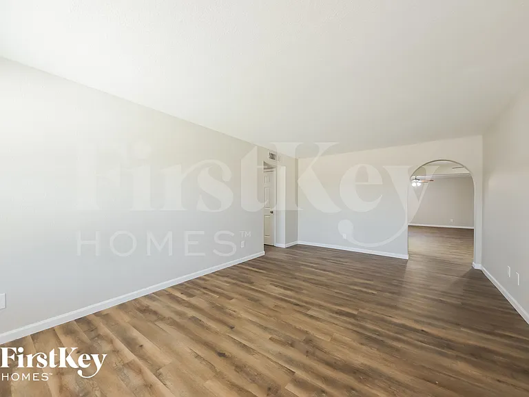 1419 W Ross Ave — Photo 3