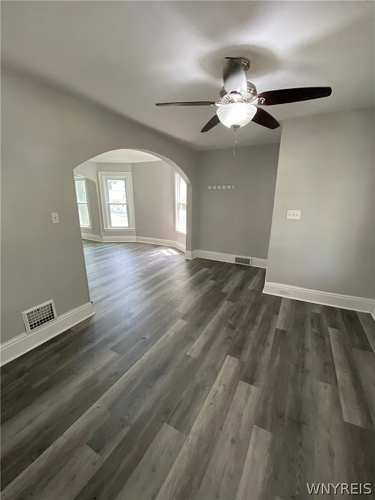 3 bed, 1.0 bath, 2997 sqft, $1,700 — Photo 4