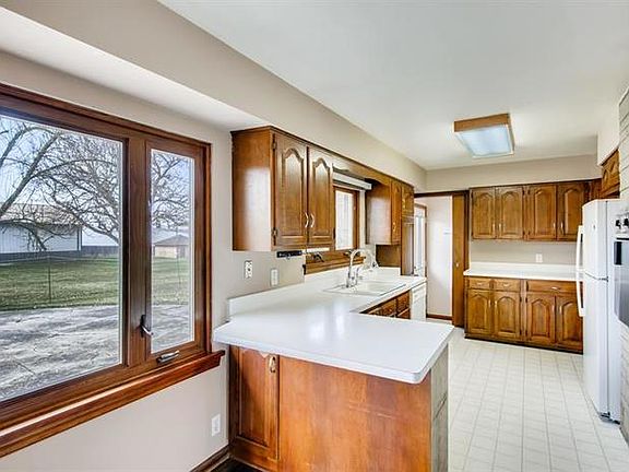 5th image of 1601 Barthelone Ave