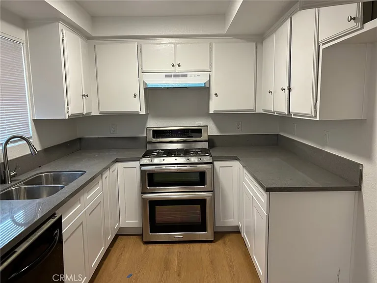2556 Diamond St — Photo 2