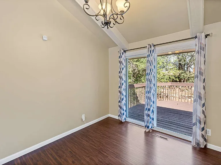1401 Sanderson Ave — Photo 6
