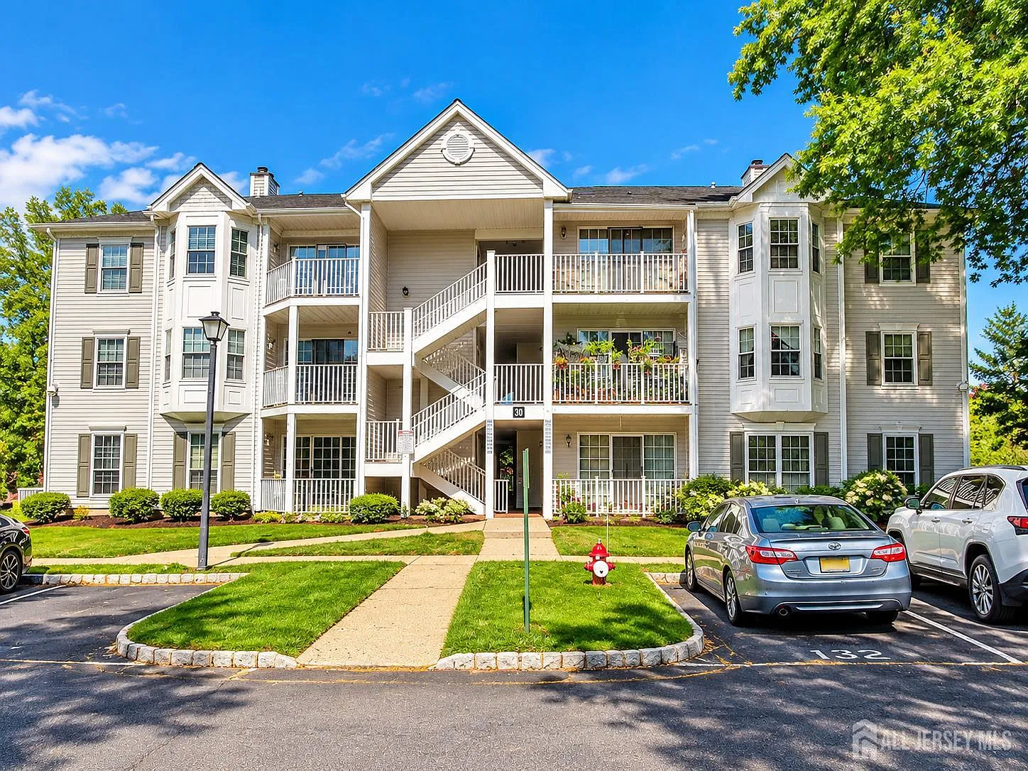 2 bed, 2.0 bath, 1011 sqft, $2,450 — Photo 1