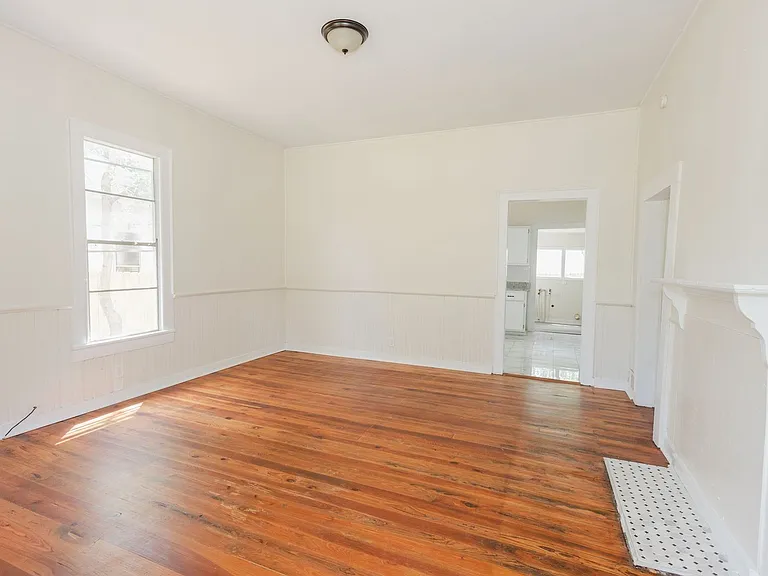 1018 W Broad St — Photo 5