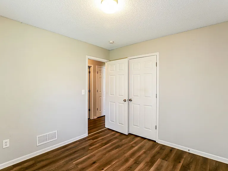 514 NW Woodbury Dr — Photo 10