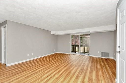 3rd image of 10 Village Ln APT 19