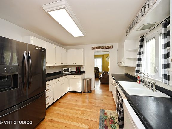 3rd image of 627 Quinlan Ln